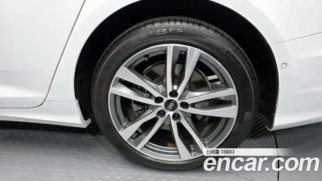 Audi A6 2021 — ფოტო 28/33