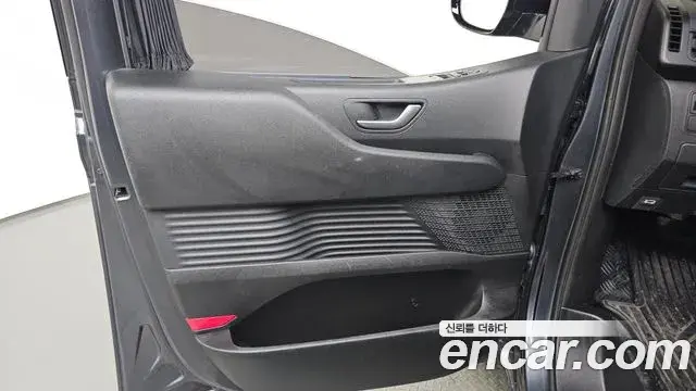 Hyundai Staria 2023 — ფოტო 7/31