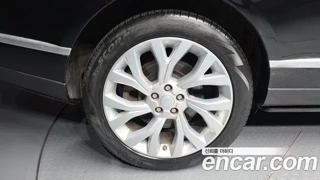 Land Rover Range Rover 2018 — ფოტო 24/35