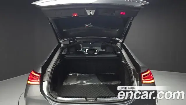 Mercedes-Benz GLE-Class 2021 — Photo 10/33
