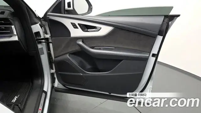 Audi Q8 2021 — ფოტო 25/39