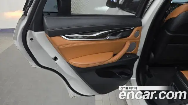 BMW X6 2018 — Şəkil 22/34