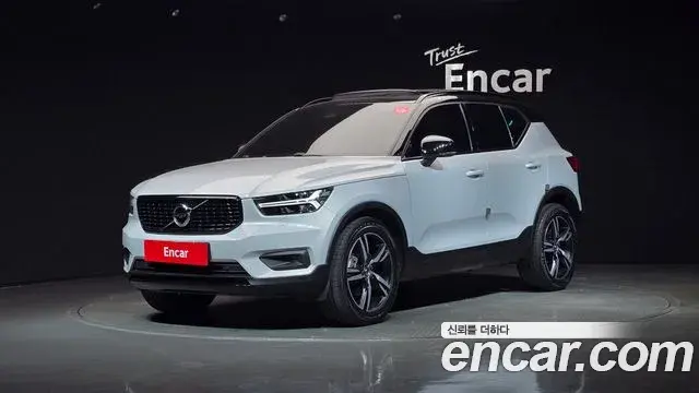 Volvo XC40 2021 — Photo 14/30