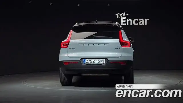 Volvo XC40 2021 — Photo 3/30