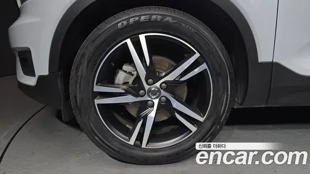 Volvo XC40 2021 — Photo 16/30