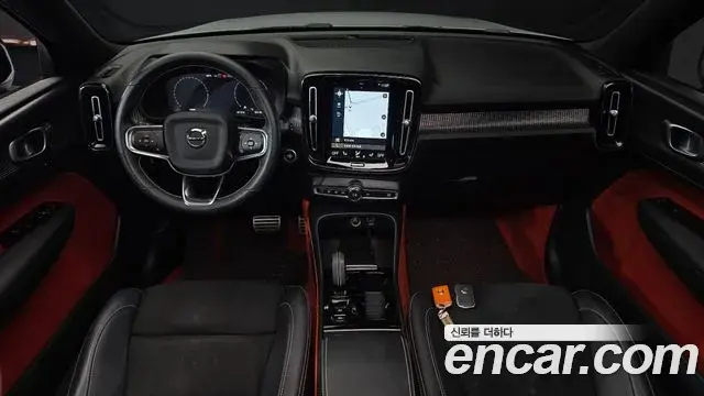 Volvo XC40 2021 — Photo 8/30