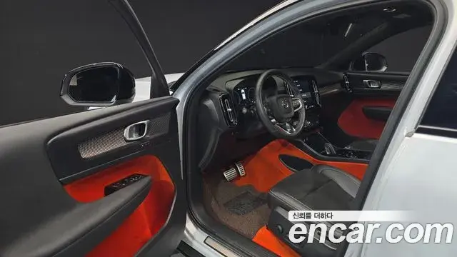 Volvo XC40 2021 — Photo 23/30