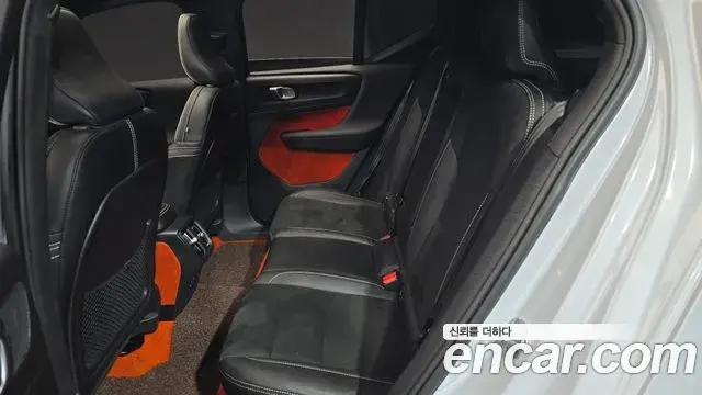 Volvo XC40 2021 — Photo 28/30