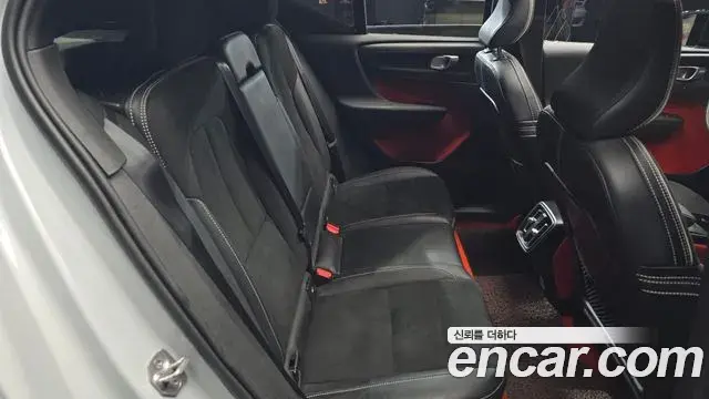 Volvo XC40 2021 — Photo 13/30