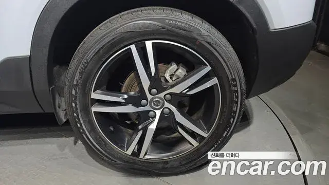 Volvo XC40 2021 — Photo 9/30