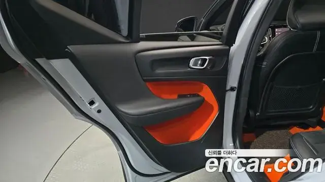 Volvo XC40 2021 — Photo 21/30