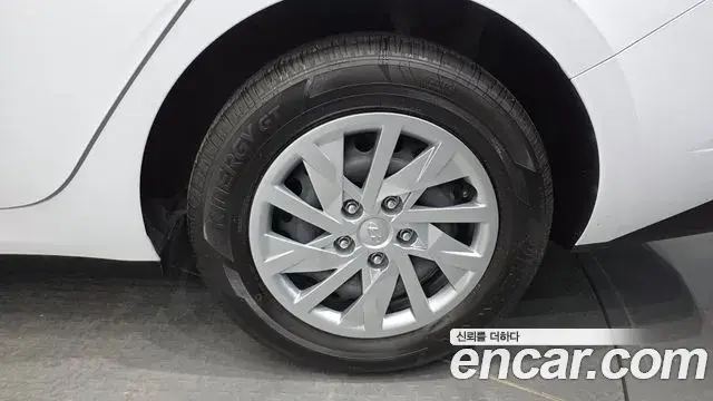 Hyundai The New Avante Hybrid 2021 — Photo 24/30