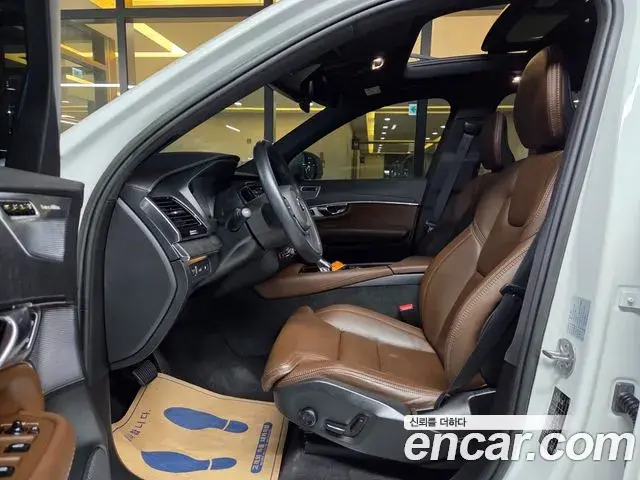 Volvo XC90 2022 — ფოტო 17/20