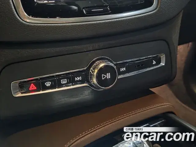 Volvo XC90 2022 — ფოტო 19/20