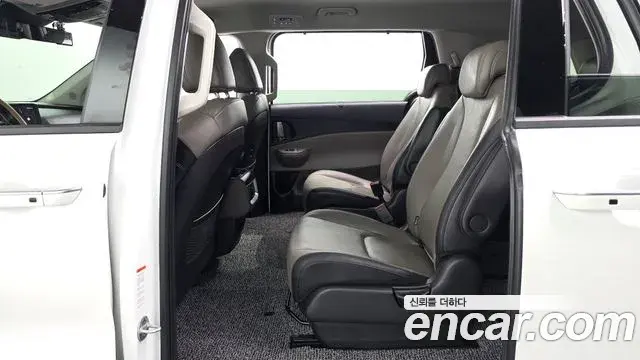 Kia Carnival 2024 — ფოტო 14/20