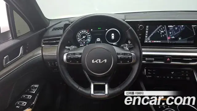 Kia K5 2021 — ფოტო 17/35