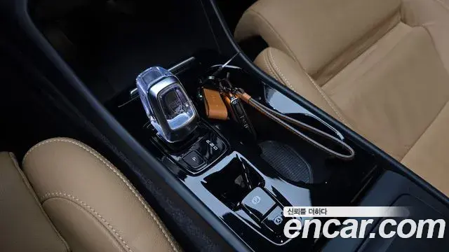 Volvo XC40 2022 — Şəkil 16/30
