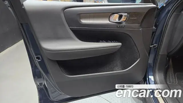 Volvo XC40 2022 — Şəkil 9/30