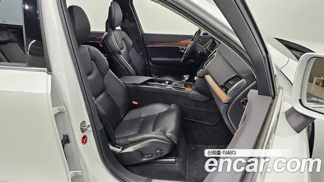Volvo XC90 2019 — Şəkil 25/33