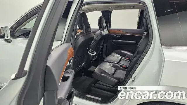 Volvo XC90 2019 — Şəkil 28/33