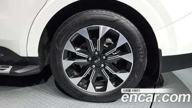 Kia Carnival 2021 — ფოტო 24/39