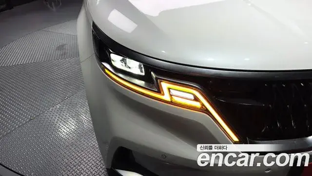 Kia Carnival 2021 — ფოტო 36/39
