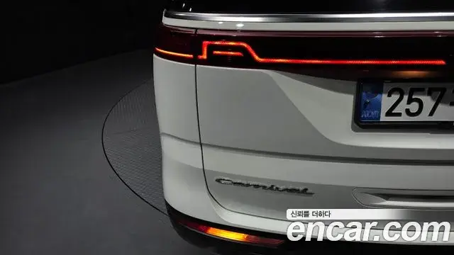 Kia Carnival 2021 — ფოტო 15/39