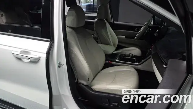 Kia Carnival 2021 — ფოტო 9/39