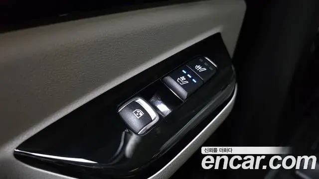 Kia Carnival 2021 — ფოტო 33/39