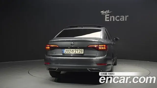 Volkswagen Jetta 2021 — ფოტო 18/20