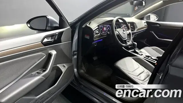 Volkswagen Jetta 2021 — ფოტო 8/20