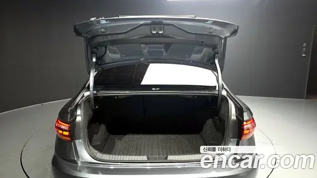 Volkswagen Jetta 2021 — ფოტო 5/20