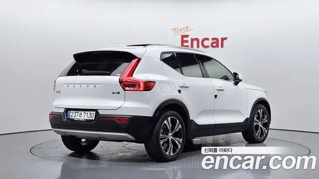 Volvo XC40 2021 — Photo 31/33