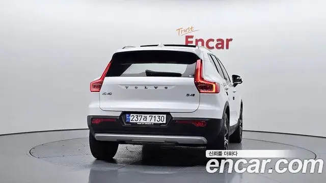 Volvo XC40 2021 — Photo 13/33