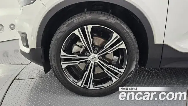 Volvo XC40 2021 — Photo 14/33