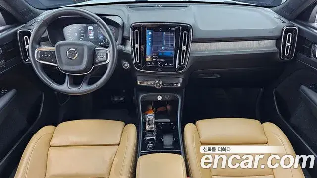 Volvo XC40 2021 — Photo 3/33