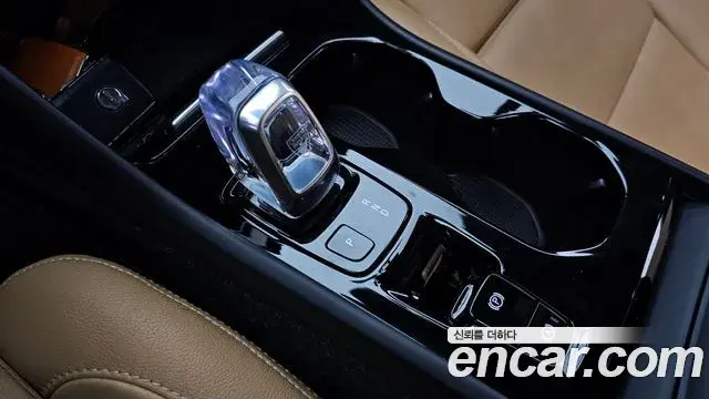 Volvo XC40 2021 — Photo 21/33