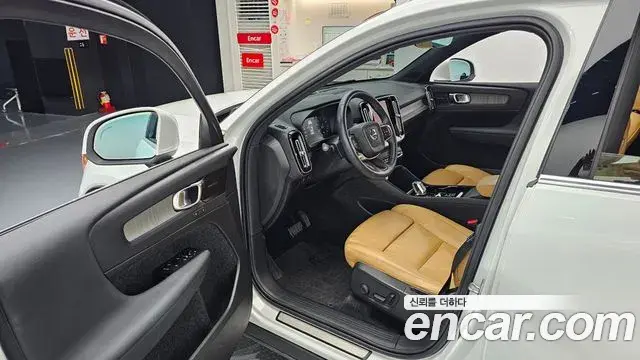 Volvo XC40 2021 — Photo 6/33