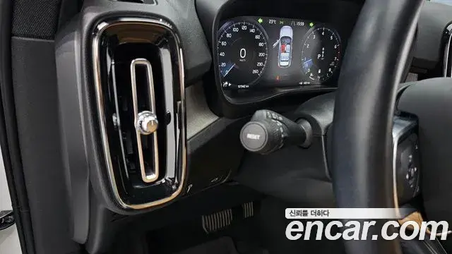 Volvo XC40 2021 — Photo 23/33