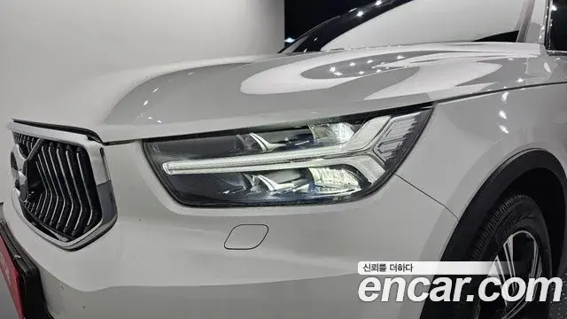 Volvo XC40 2021 — Photo 16/33