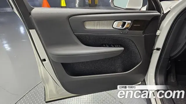 Volvo XC40 2021 — Photo 24/33