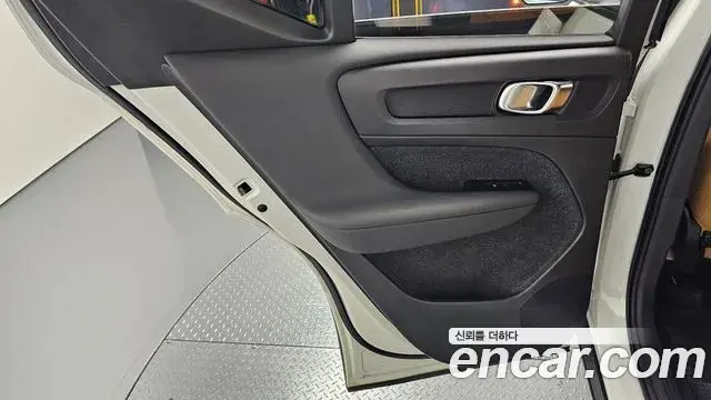 Volvo XC40 2021 — Photo 27/33