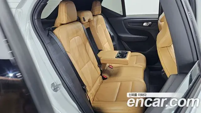 Volvo XC40 2021 — Photo 19/33