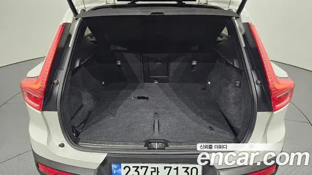 Volvo XC40 2021 — Photo 25/33