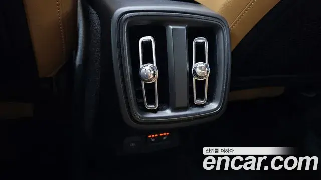 Volvo XC40 2021 — Photo 17/33