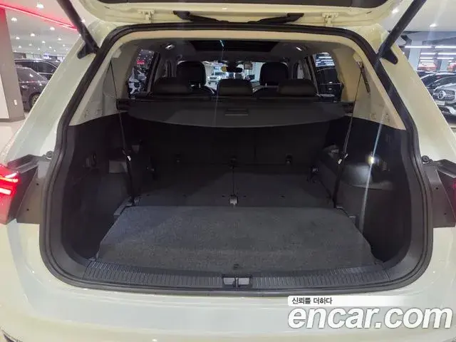 Volkswagen Tiguan Allspace 2023 — ფოტო 5/18
