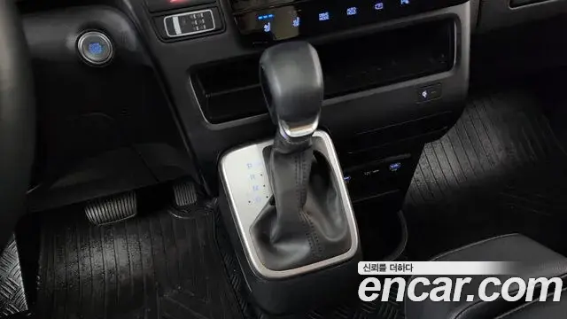 Hyundai Staria 2025 — Photo 33/34