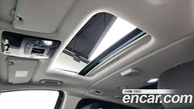 Hyundai Staria 2025 — Photo 2/34