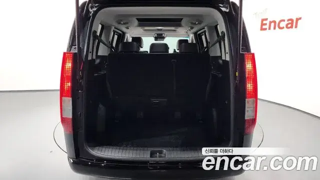 Hyundai Staria 2025 — Photo 19/34