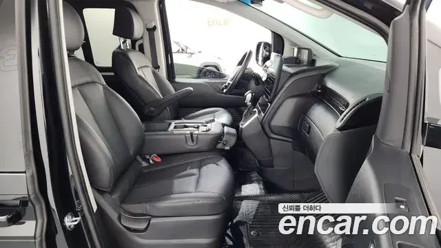 Hyundai Staria 2025 — Photo 13/34